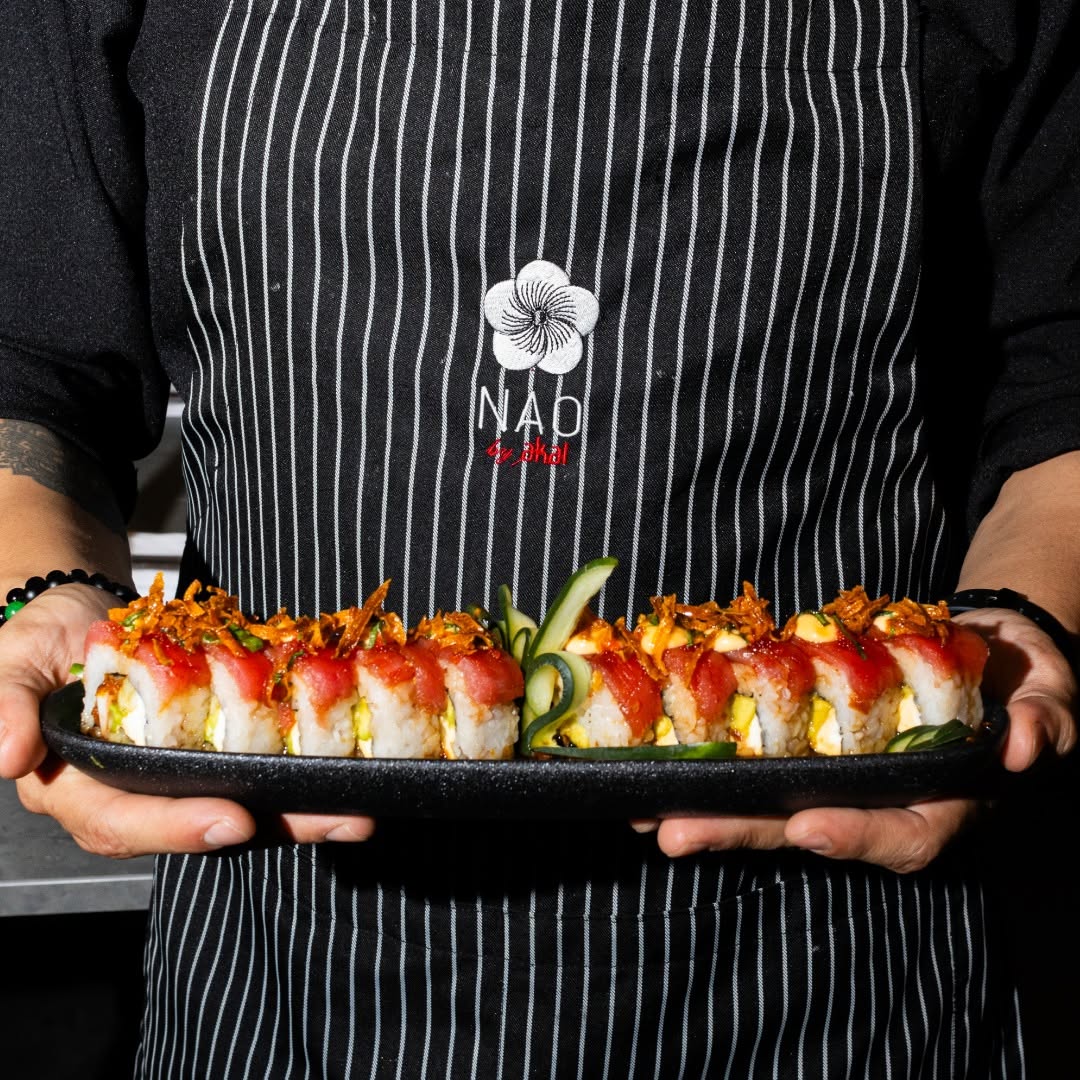 Chef de NAO presentando un roll de sushi